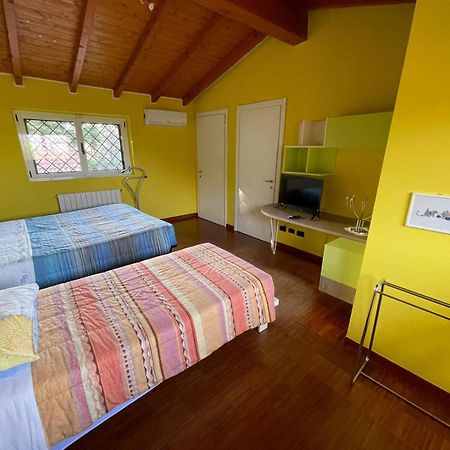 Lussuosa Villa Vicino Alla Stazione Caronno Pertusella Exteriér fotografie