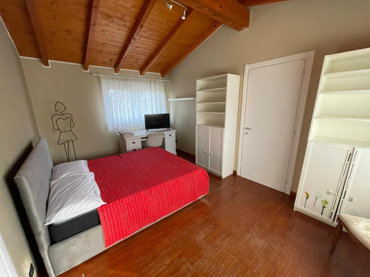 Lussuosa Villa Vicino Alla Stazione Caronno Pertusella Exteriér fotografie