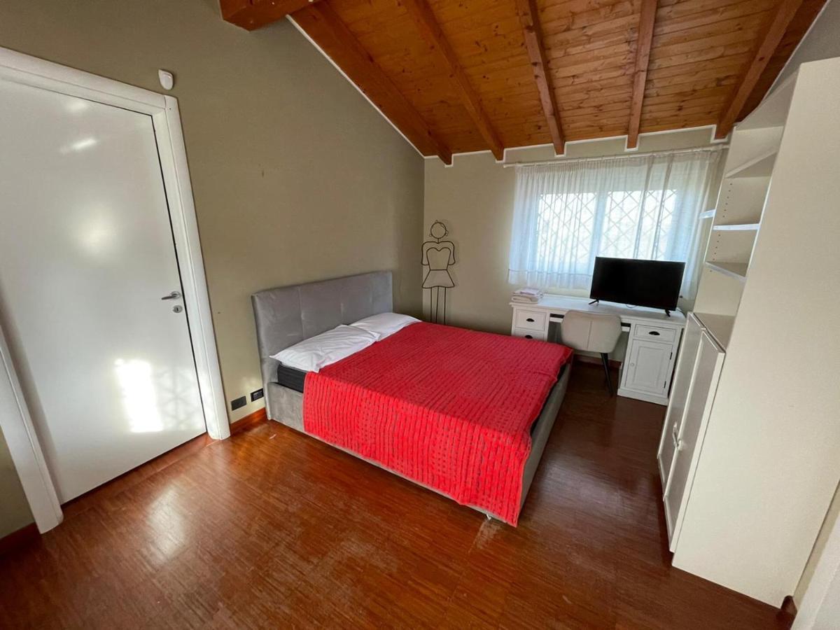 Lussuosa Villa Vicino Alla Stazione Caronno Pertusella Exteriér fotografie