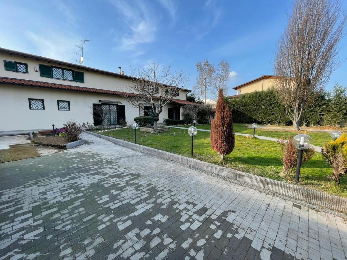 Lussuosa Villa Vicino Alla Stazione Caronno Pertusella Exteriér fotografie